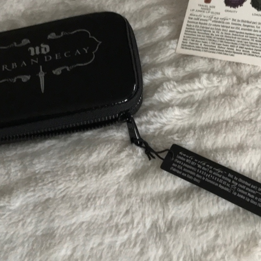 NIB Urban Decay The Dangerous Palette - Picture 5 of 11
